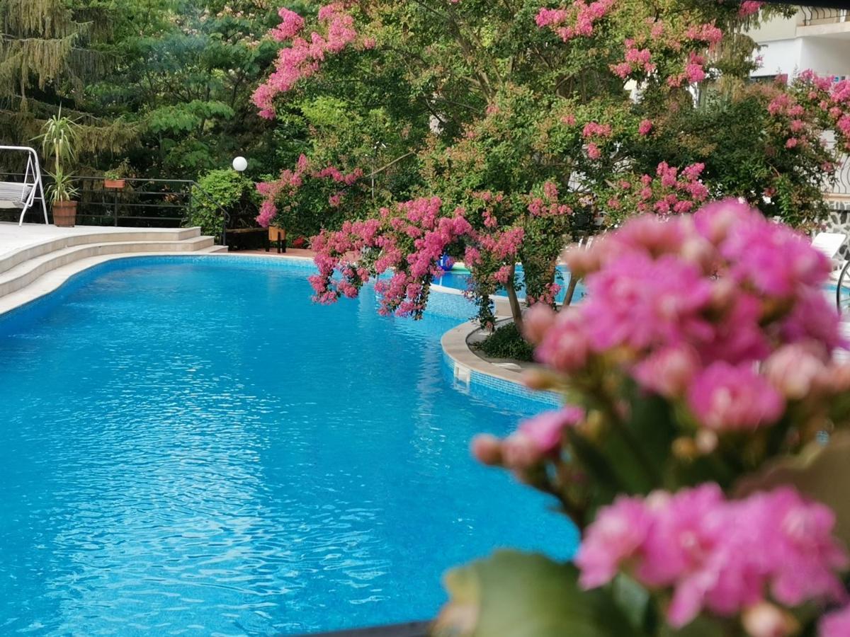 Park Hotel Briz Golden Sands Bagian luar foto