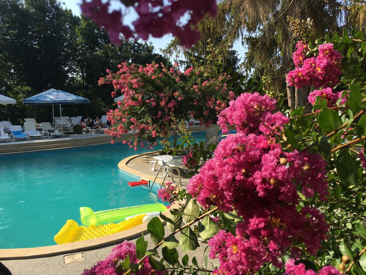 Park Hotel Briz Golden Sands Bagian luar foto